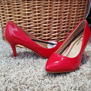 Patented leather pums